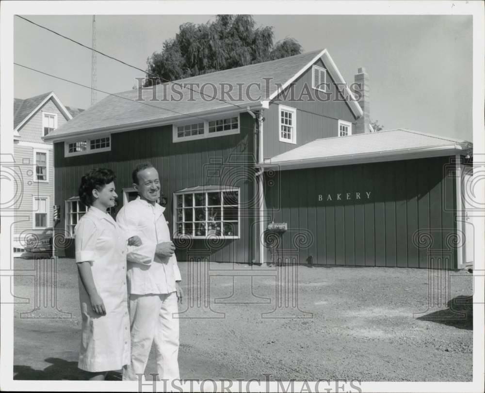 1964 Press Photo A couple standing outside a bakery in Lawrenceville - tta24090