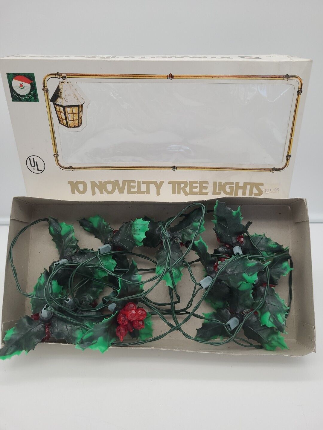 Vintage Christmas String Light 10 HOLLYLEAVES W/BERRY Plastic Retro Leaves.