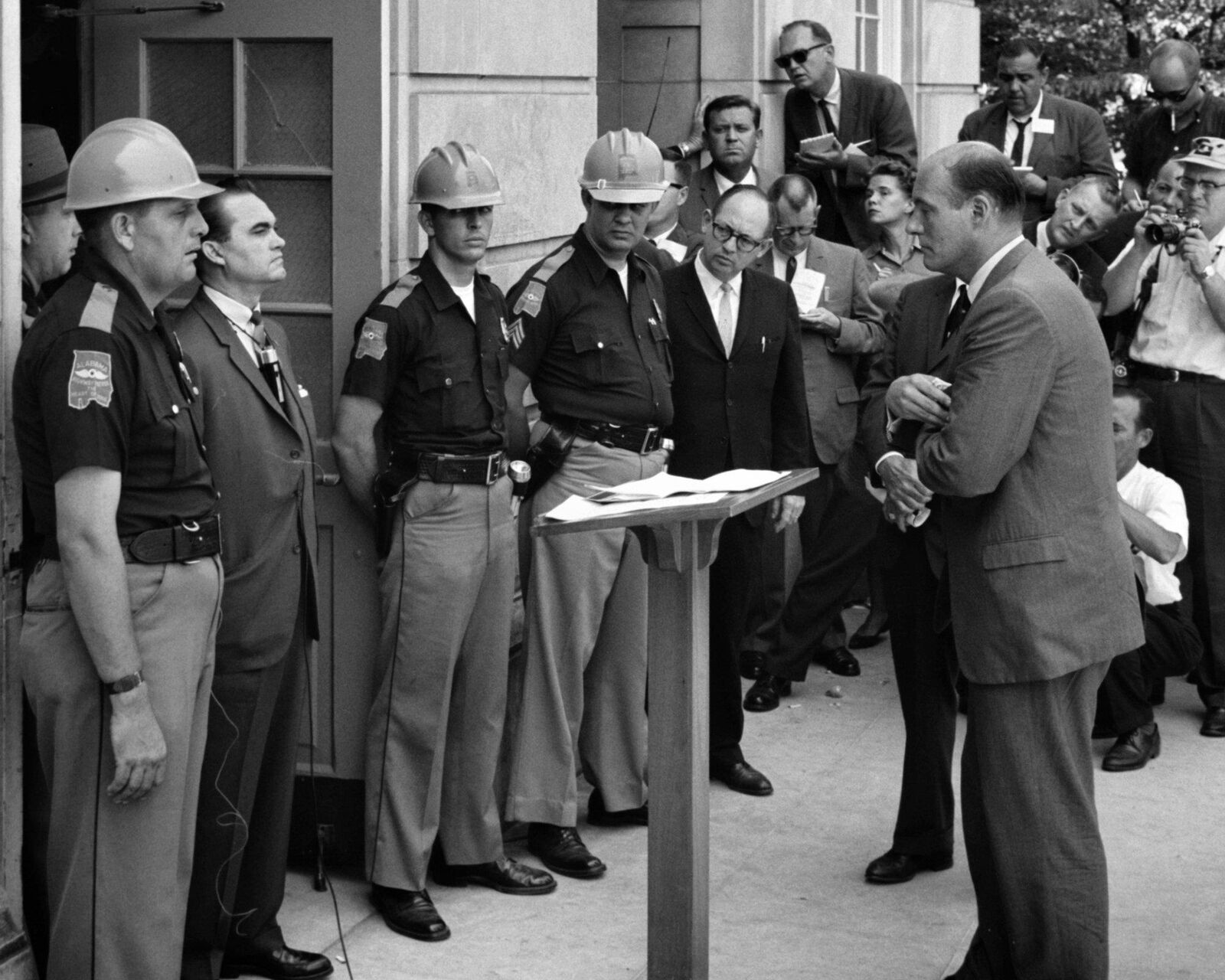 1963 Alabama\'s GOV WALLACE Attempting to Halt Universi Integration PHOTO (196-D)