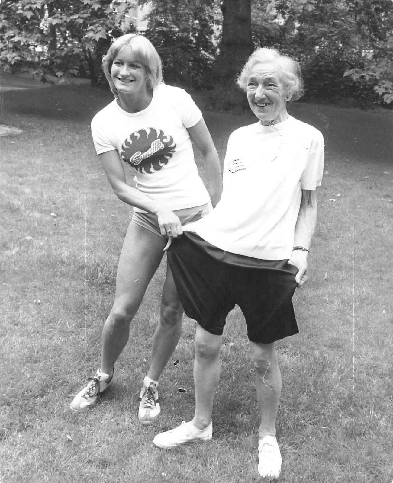 1978 Press Photo VERA SEARLE World Record Runners Donna Hartley Running Kit kg