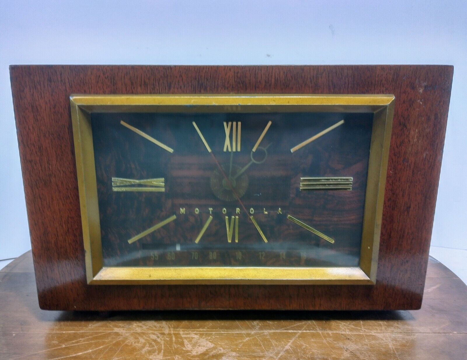 Vintage 1952 Motorola Wood AM Clock Radio Model No.62CW