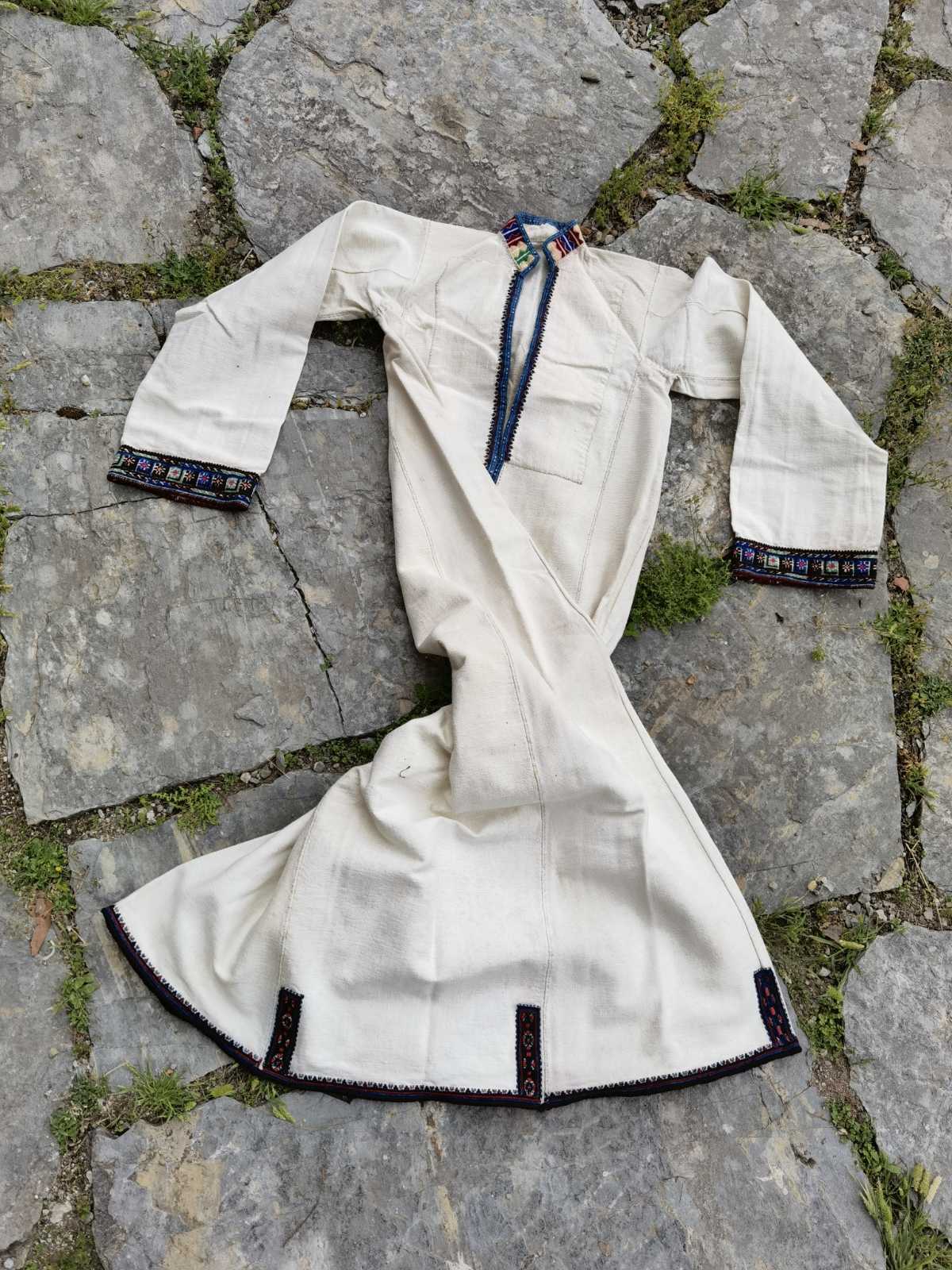 Girl\'s ethnic dress, completely handmade long shirt Porece ethnic region