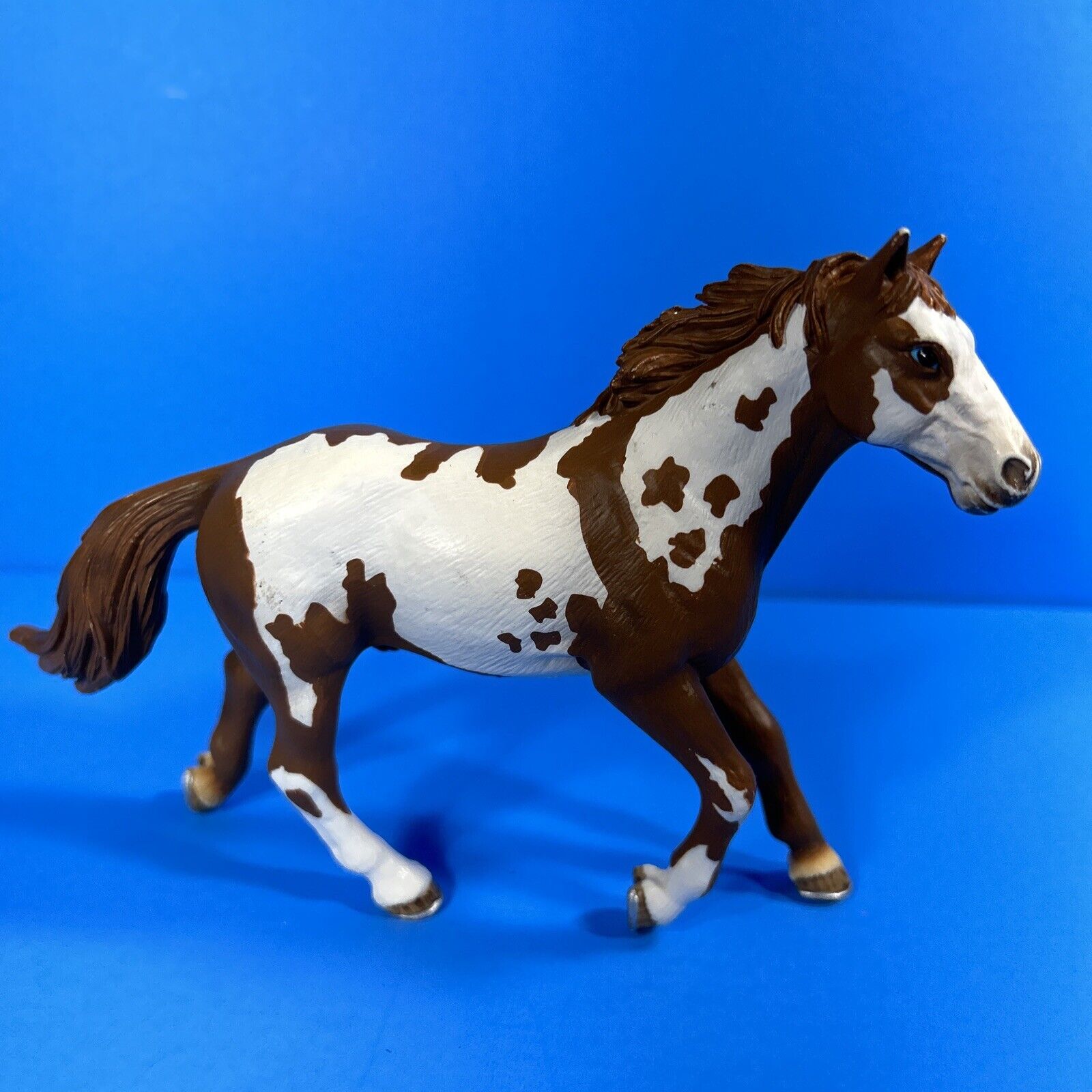 2006 Schleich Brown & White Paint Pinto Stallion Horse Animal Figure + Cows