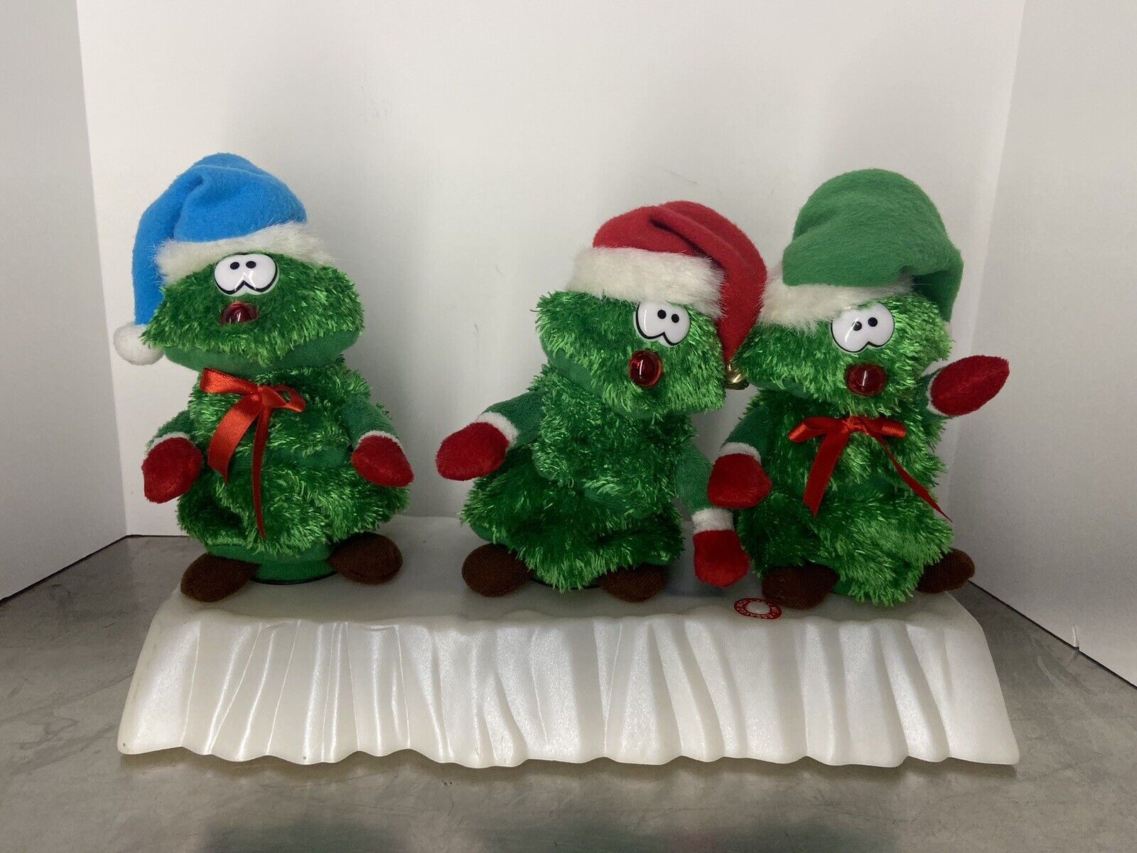 Singing Trio of  Christmas Trees  Animated  WORKING-READ (do not spin)