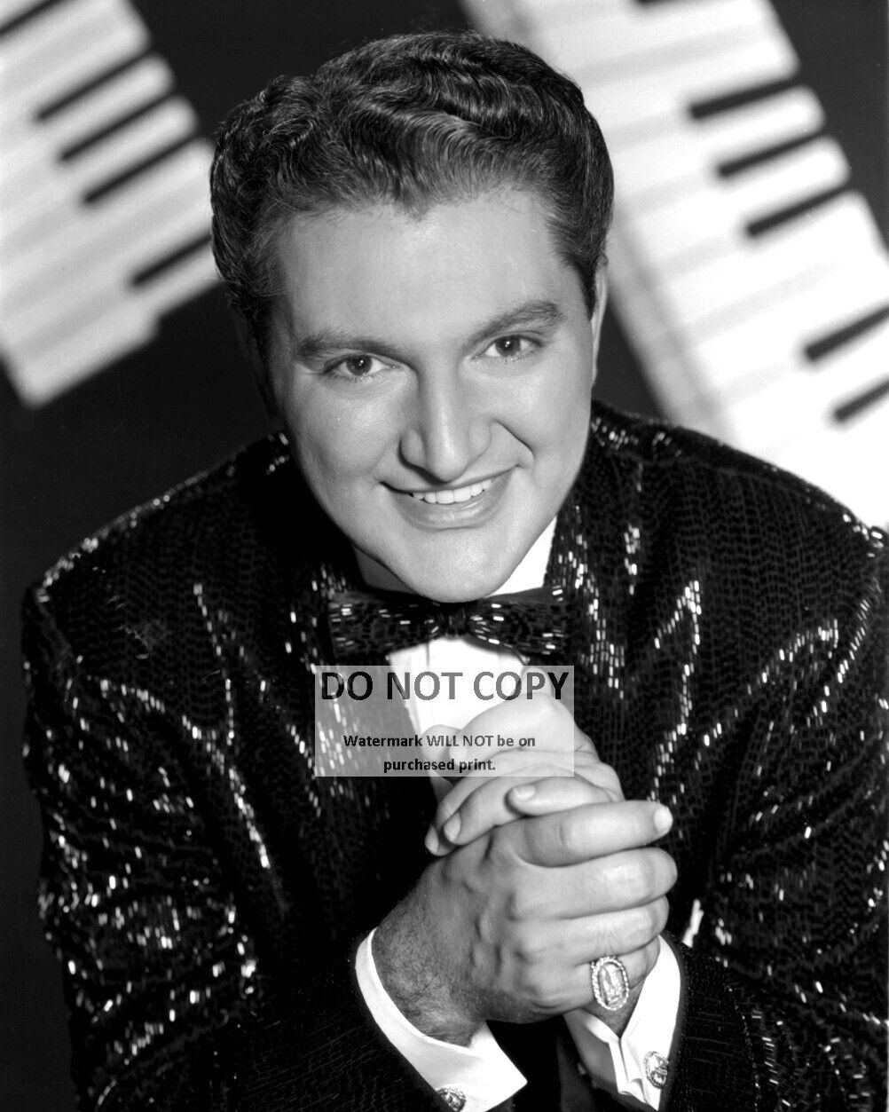 LIBERACE PIANIST, SINGER AND ACTOR - 8X10 PUBLICITY PHOTO (EE-269)