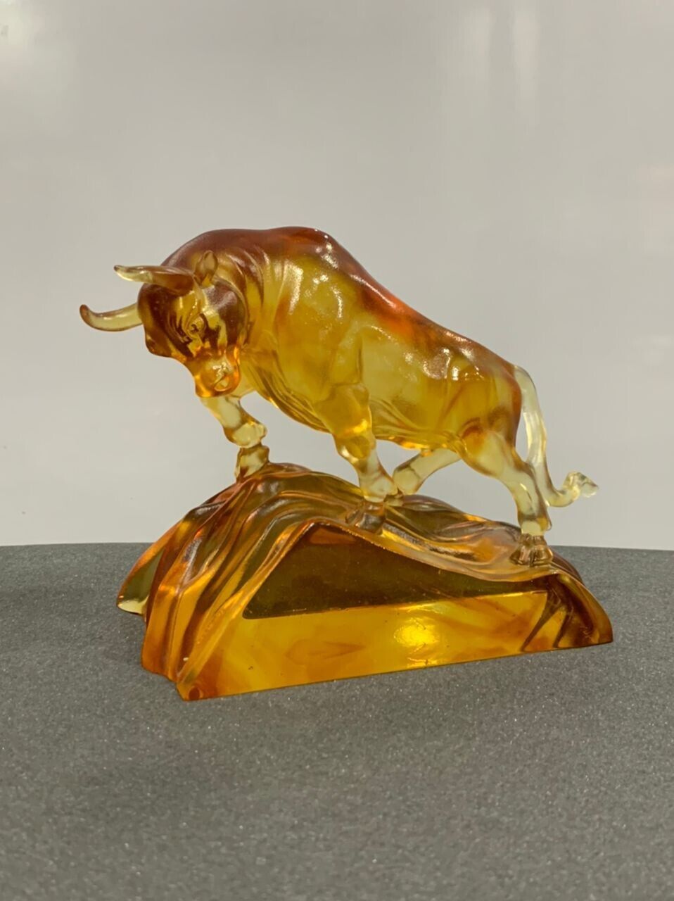 VINTAGE 2008 LIULIGONGFANG LIULI BULL AMBIENT CRYSTAL 17/2000 WITH SIGNED