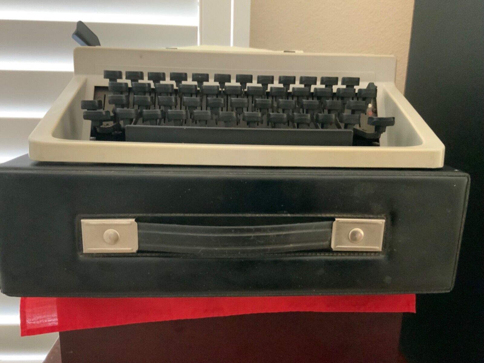 Vintage Olivetti dora typewriter- with original Case. Spain