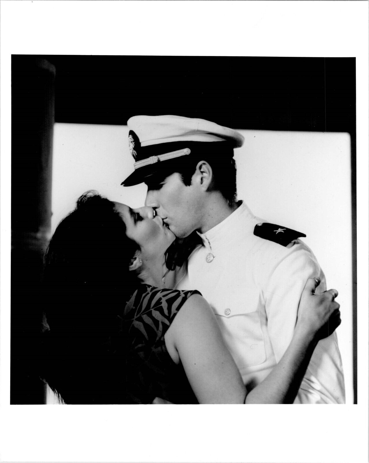 An officer and A gentleman 8x10 original photo Richard Gere Debra Winger kiss
