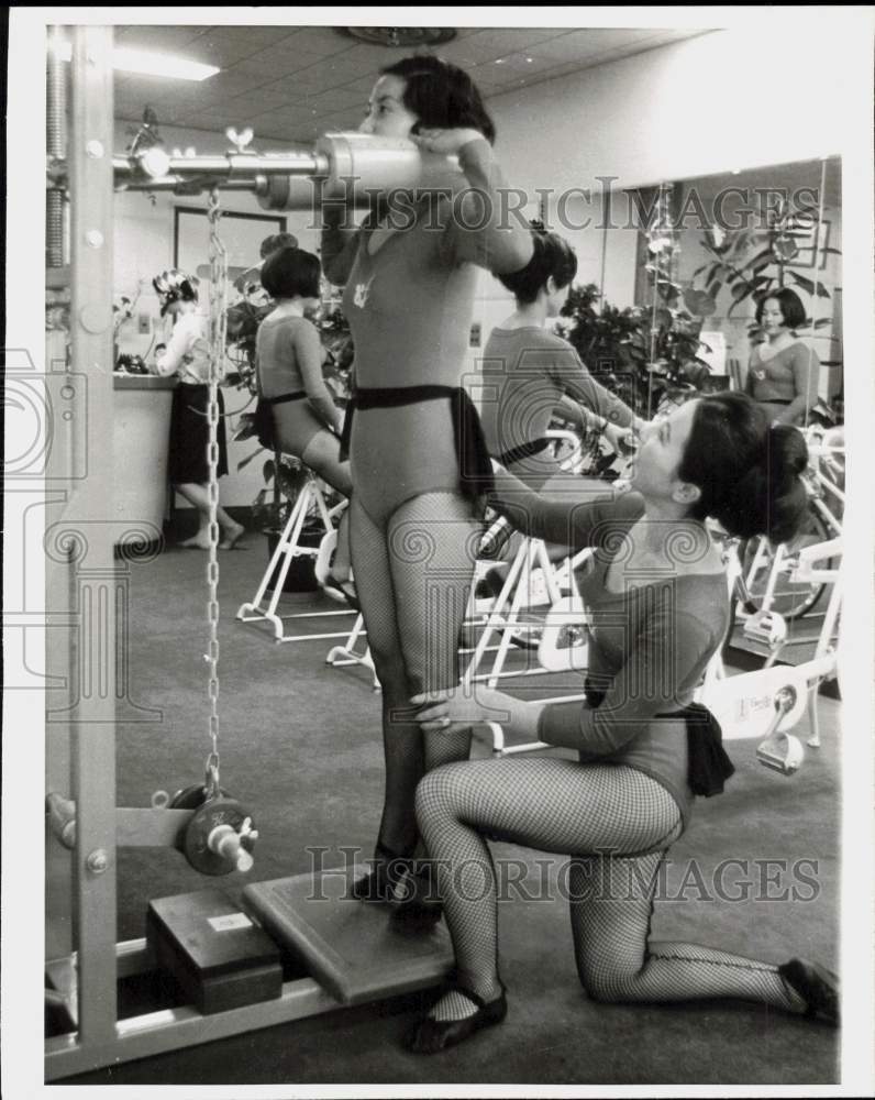 1967 Press Photo Hiroko Kusaka helps a client at Venus Club in Nagoya, Japan