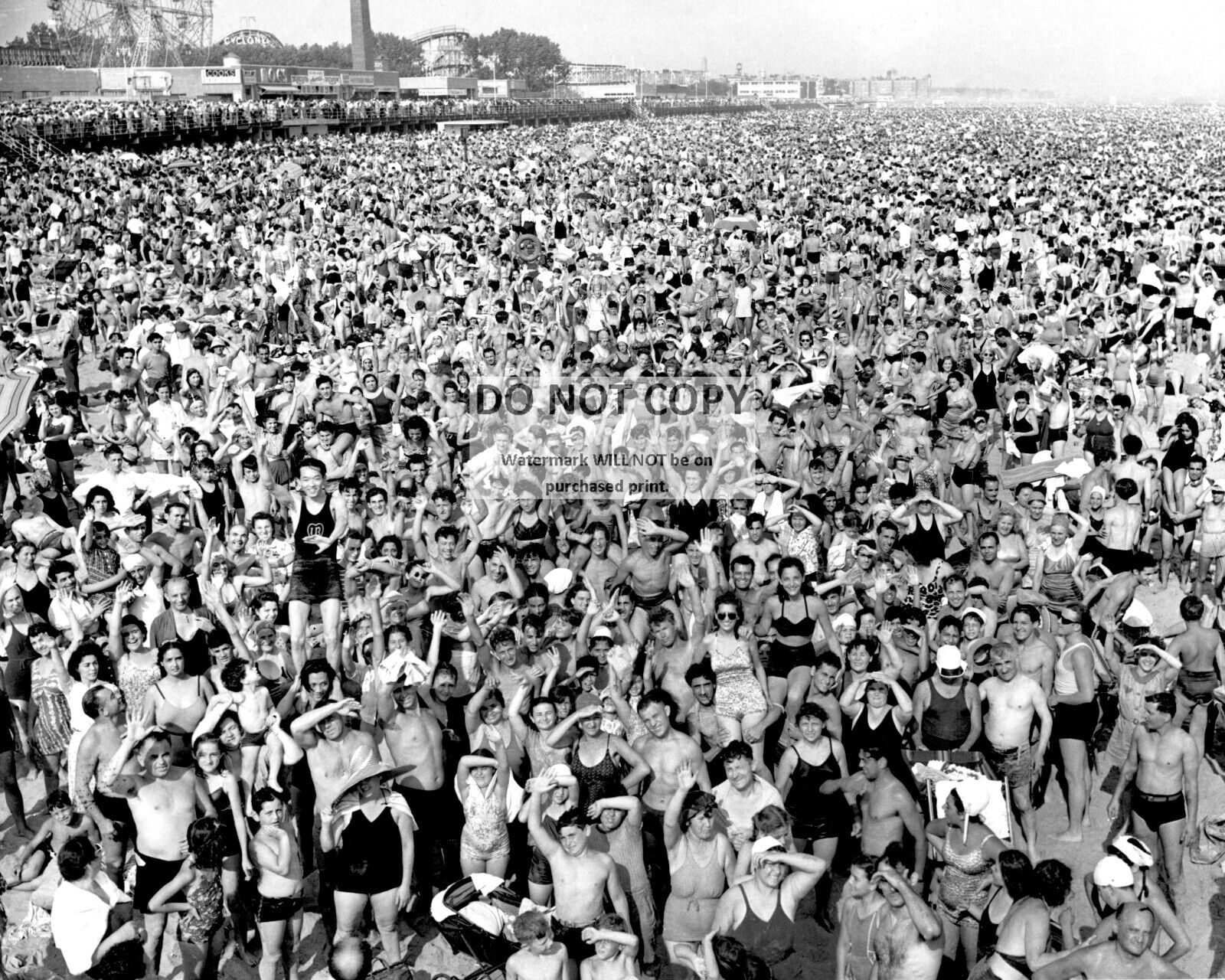 LARGE CROWD AT CONEY ISLAND BEACH IN JULY, 1940 - 8X10 PHOTO (BT900)