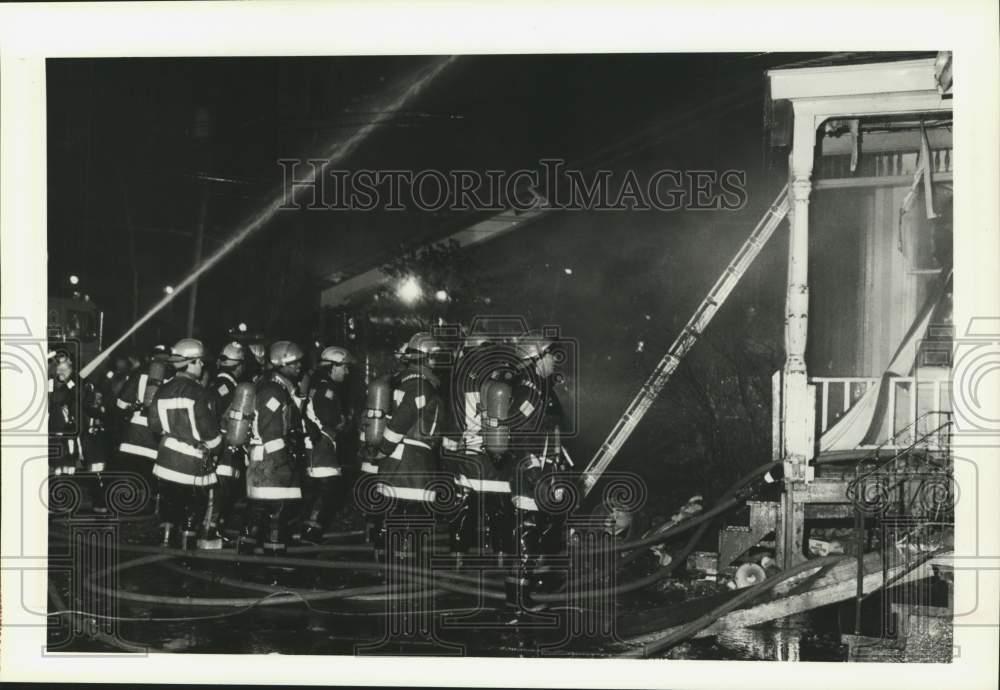 1989 Press Photo Syracuse Firefighters Line Up to Enter House on Fire