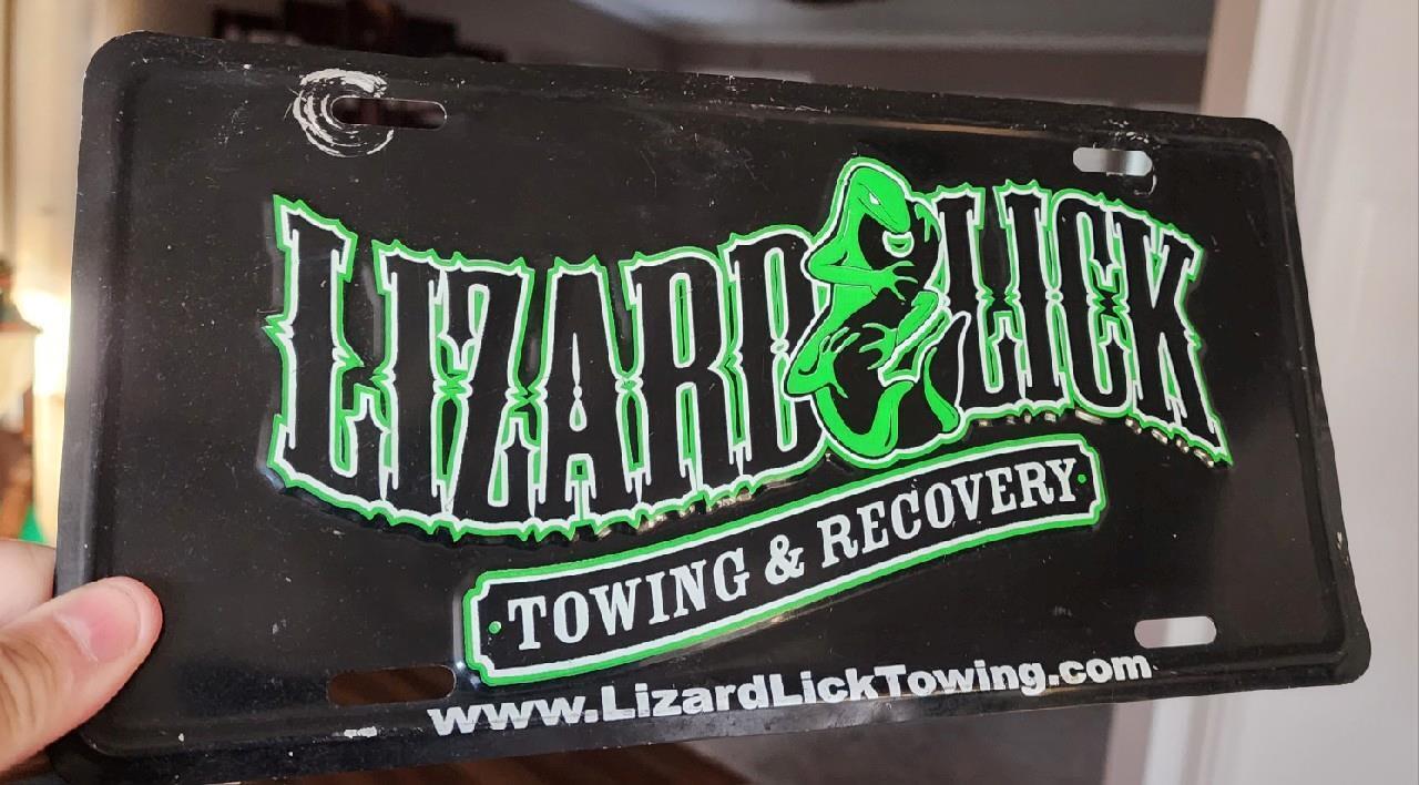 VINTAGE LIZARD LICK TOWING & RECOVERY CAR TRUCK VANITY LICENSE PLATE NC. TOPPER