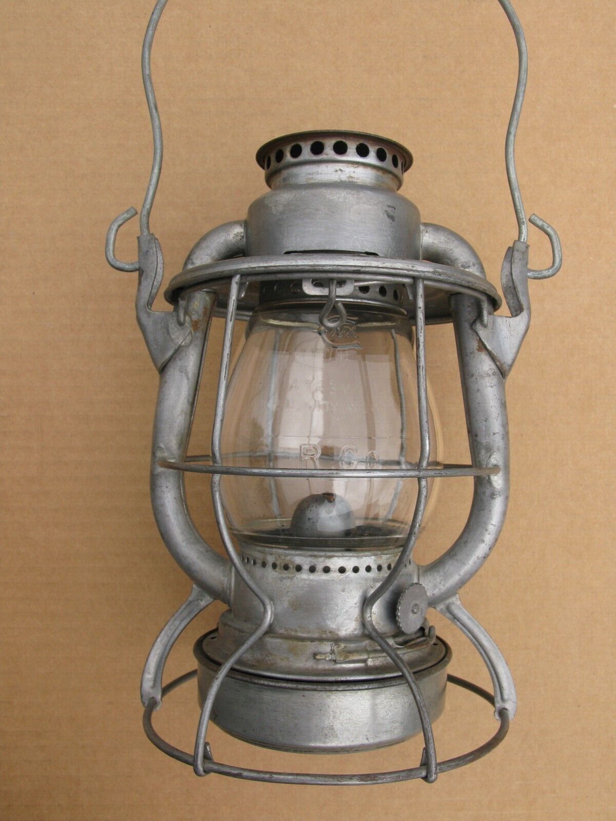 Reading Dietz Vesta railroad lantern with embossed R Co globe