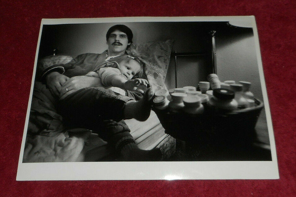 1991 Press Photo Todd Nelson Cradles Daughter While Waiting For Liver Transplant