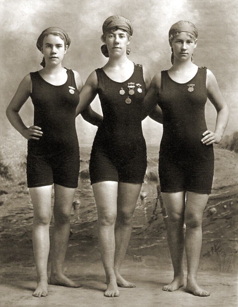 1910-1930 Three Women in Swimsuits Old Photo 8.5