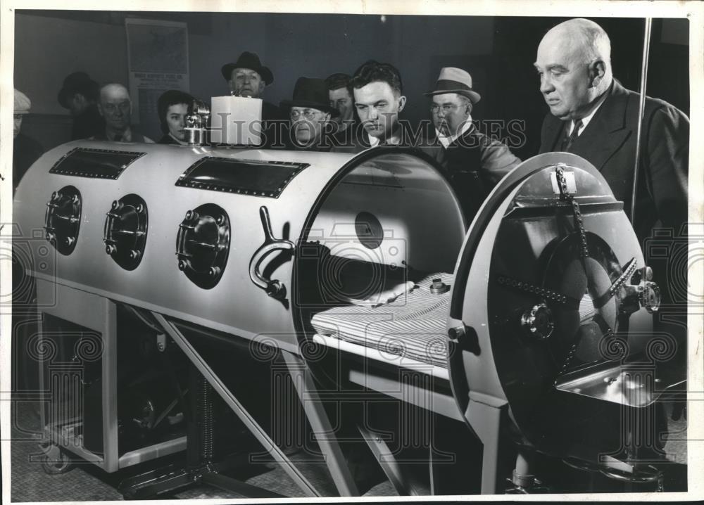 1940 Press Photo Dr. E. R. Krumbiegel displays iron lung at city hall, Milwaukee