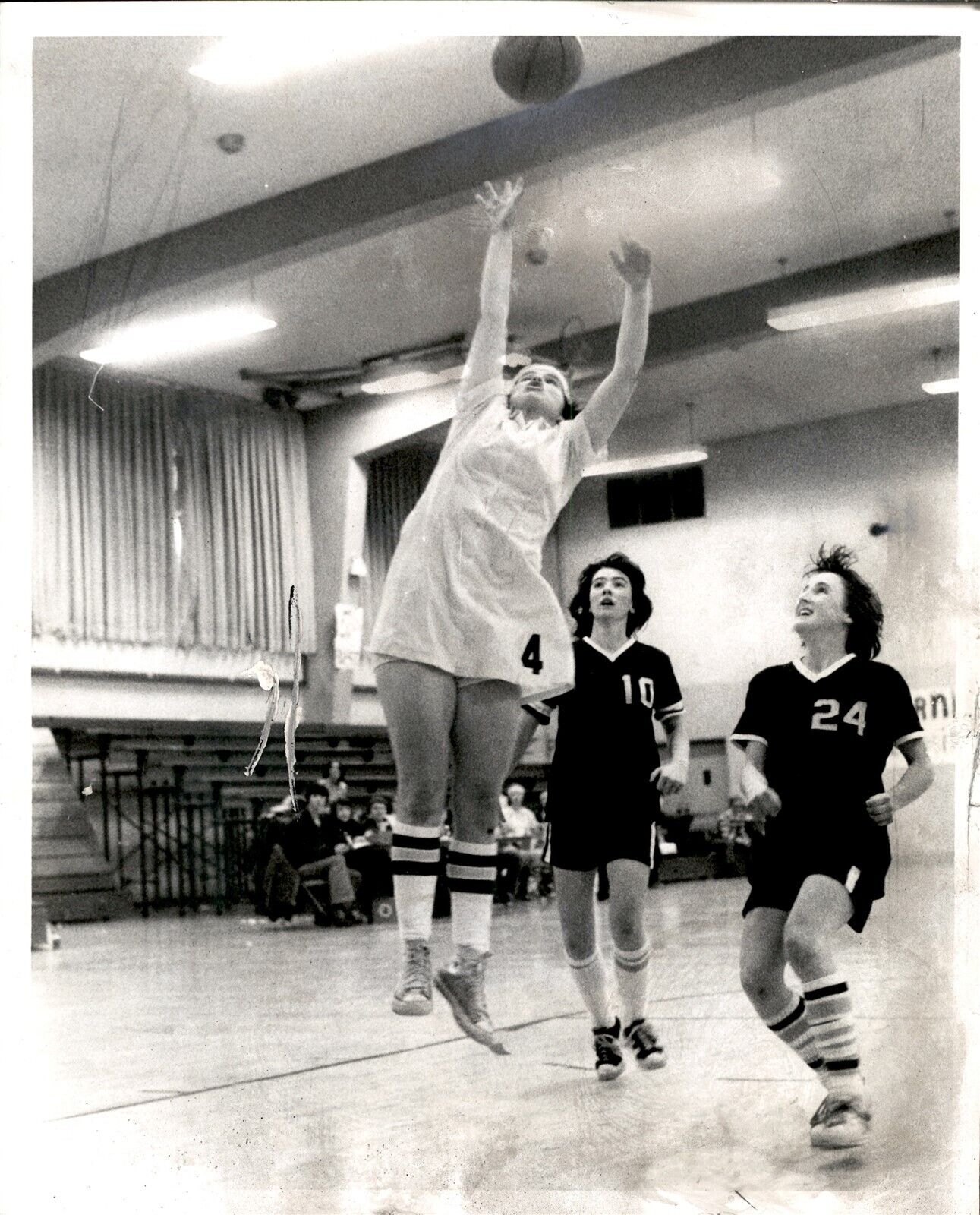 LD282 1976 Orig Photo POP SHOT Catholic High School Girls Tournament Basketball