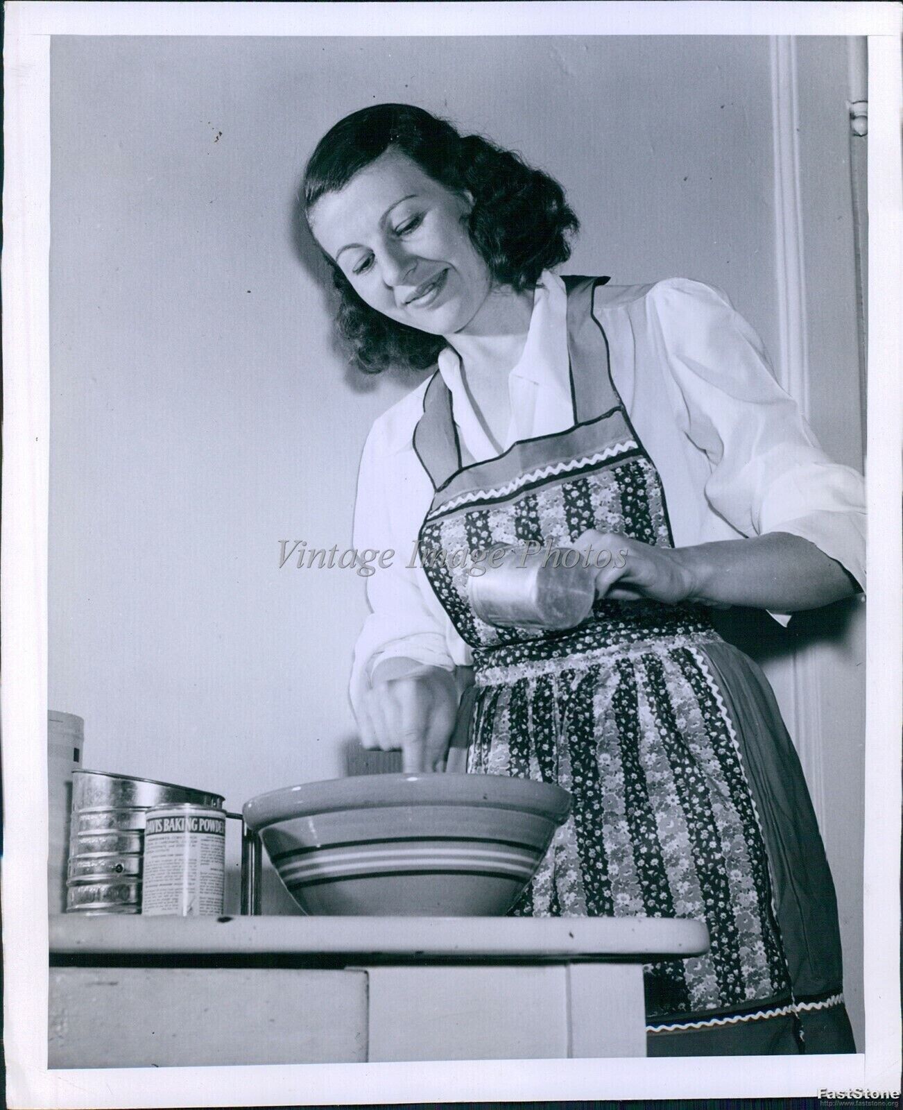 1942 Broadcasting Chef Marjorie Allen Prepares Favorite Brownies Radio 7X9 Photo
