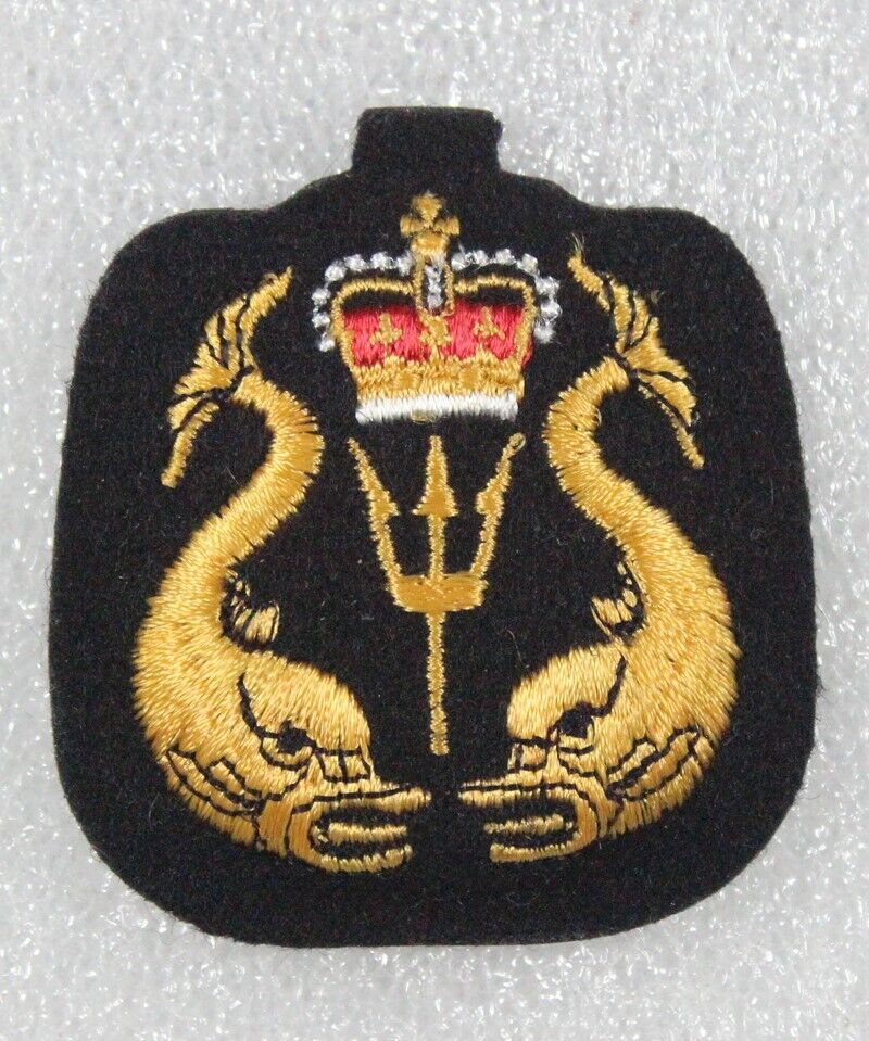 Royal Canadian Navy - Driver\'s Embroidered Hat Badge