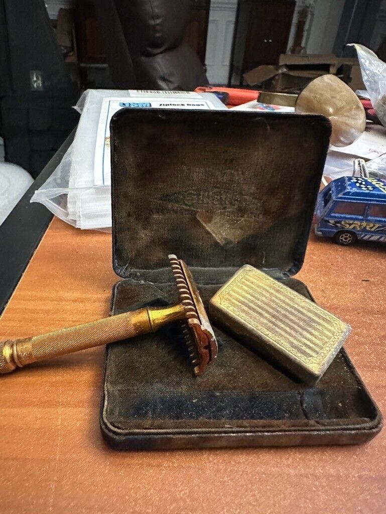 VINTAGE GILLETTE 1930 GOLD PLATED THE NEW SAFETY RAZOR WITH CASE