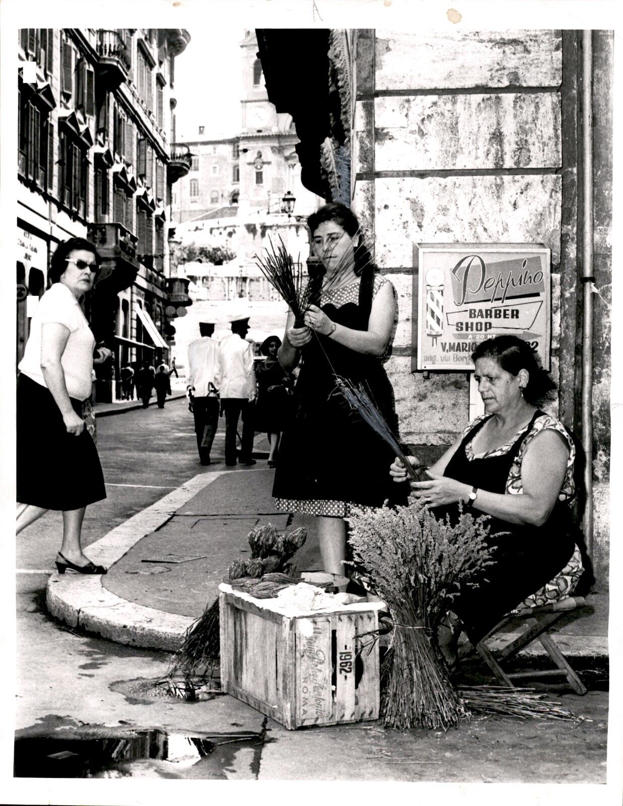 LD298 1964 Original Photo LAVENDER AND SLOW PACE in VIA CONDOTTI SHOPPING STREET