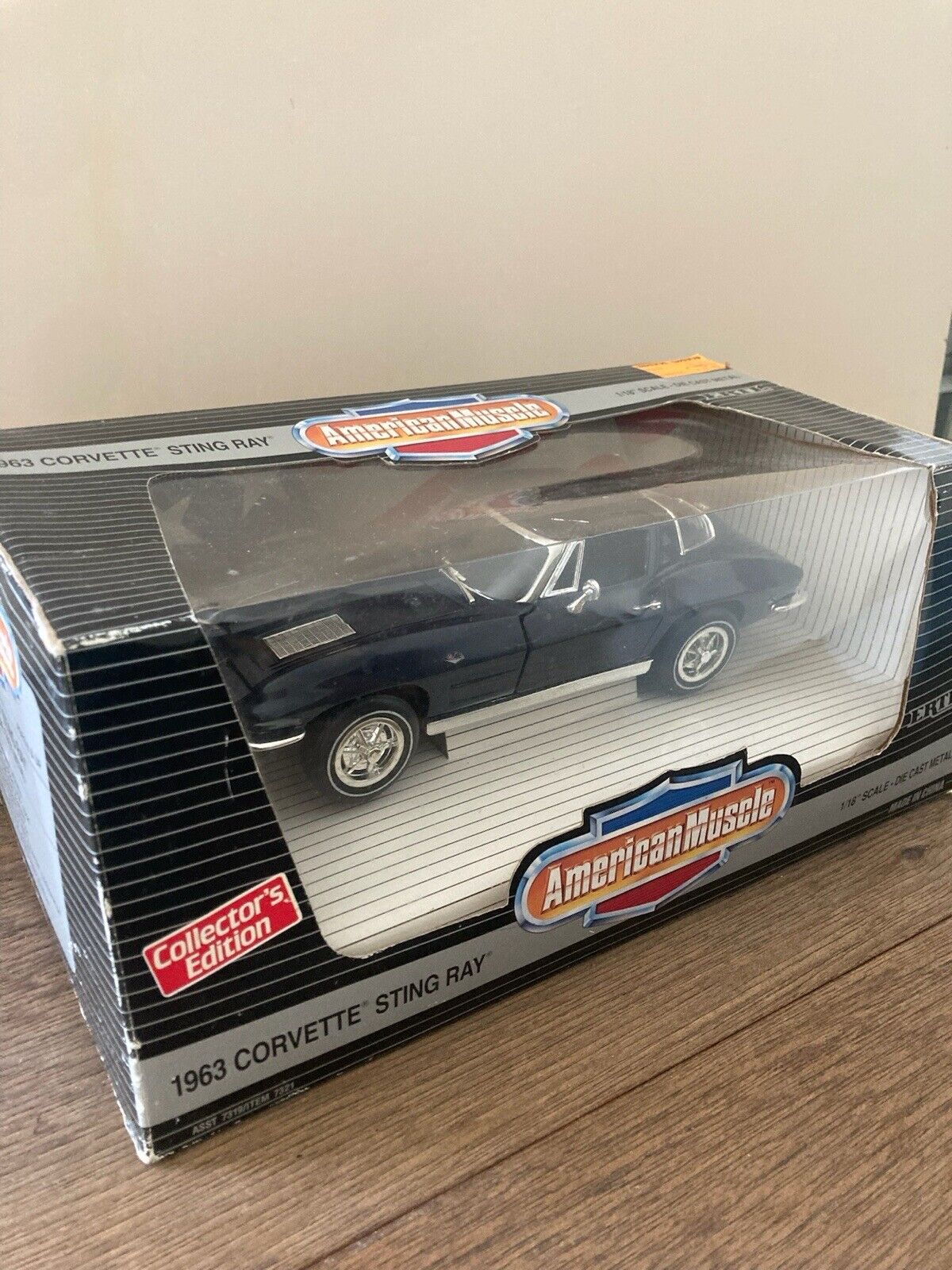 1963 CORVETTE STING RAY Model Car 1:18 Scale American Muscle Brand