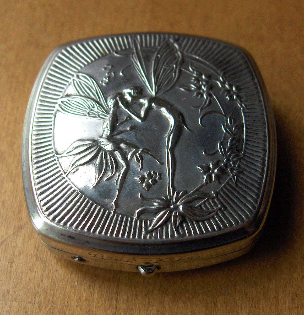 Antique 1920\'s Art Nouveau Der-Kiss silver metal compact~Faeries~rouge & puff-NR