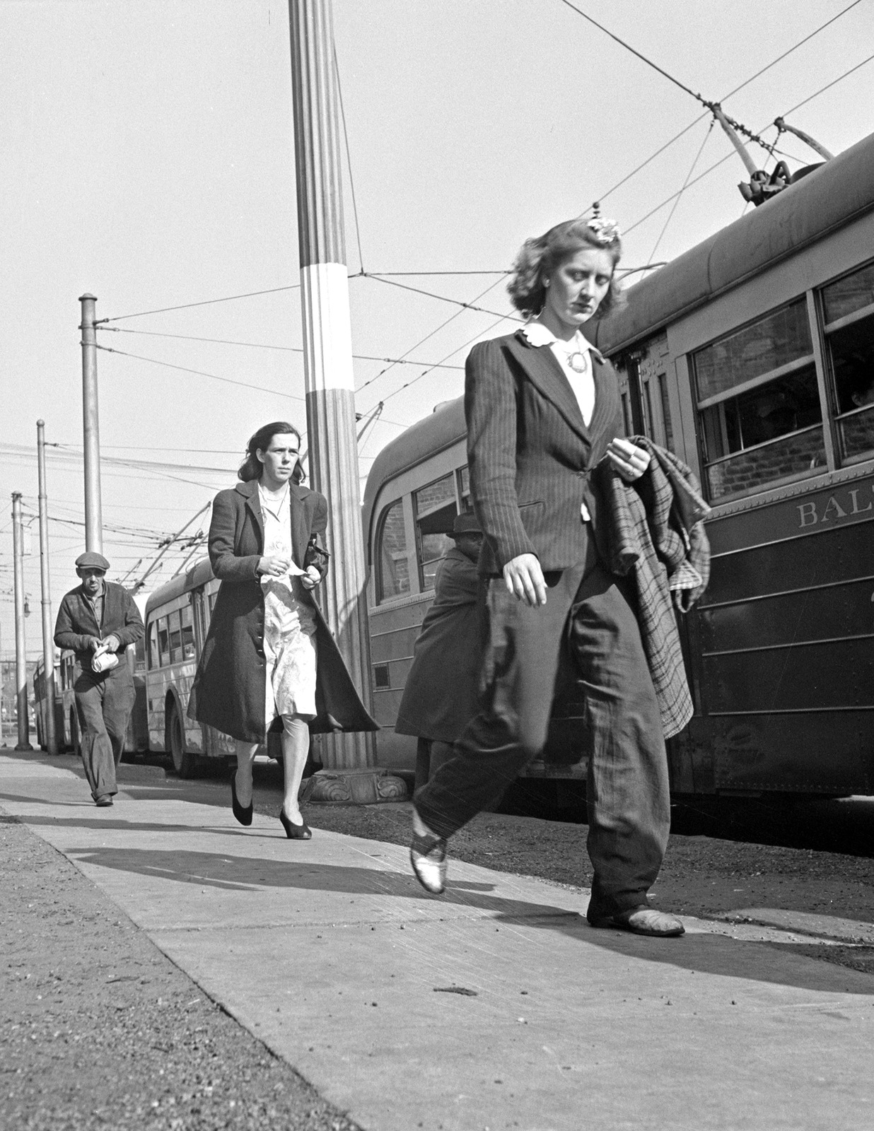 1943 Rushing to Catch a Trolley, Baltimore Old Photo 8.5\