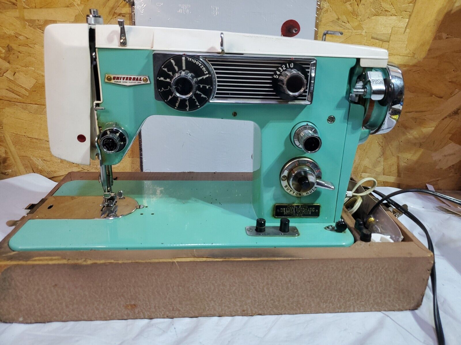 Vintage Universal Elgin J-A38 Deluxe Auto Sewing Machine Working, Case, Extras