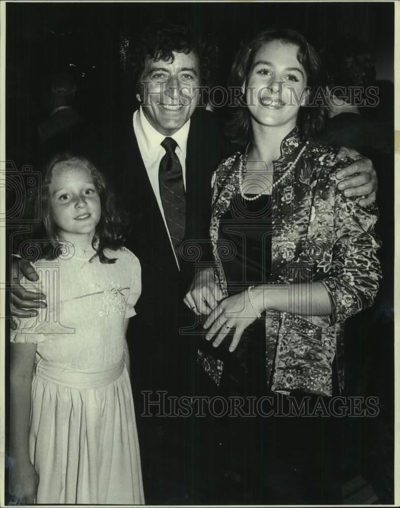 1984 Press Photo Tony Bennett & Daughters Attend Liberace\'s First NYC Appearance