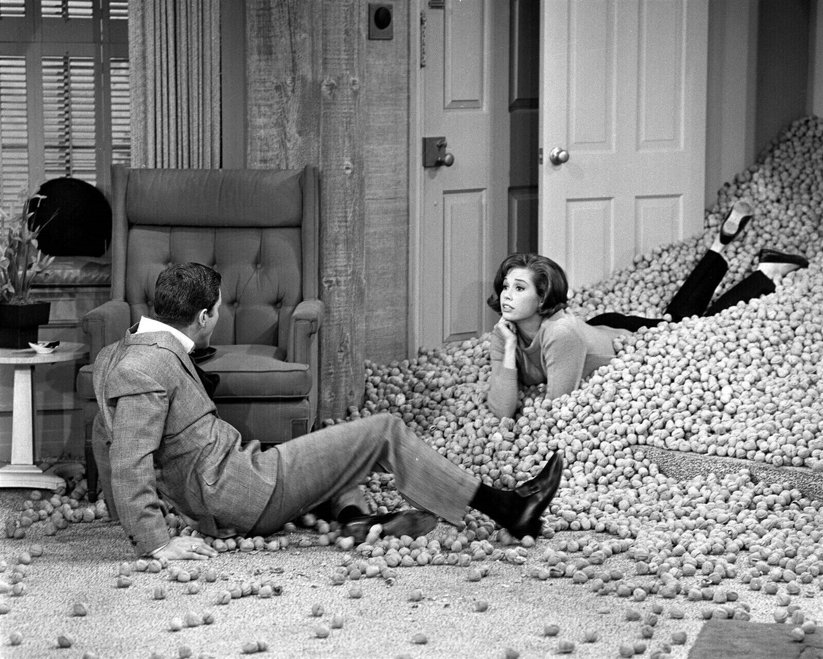 Dick Van Dyke Show 1963 Dick & Mary Tyler Moore in pile of walnuts 5x7 photo
