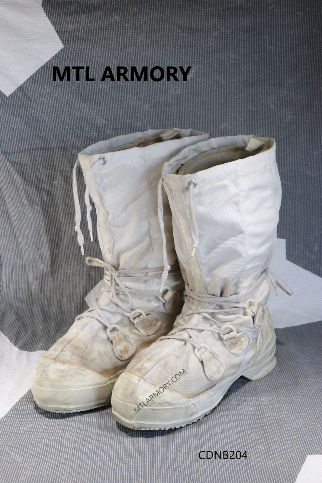 CANADIAN FORCES ISSUED MUKLUKS SIZE 8 M CANADA ARMY  ( MTL ARMORY )