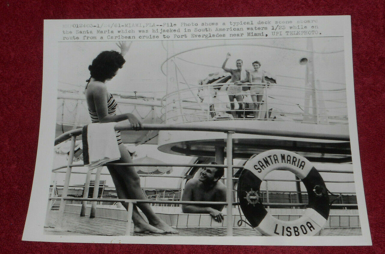 1961 Press Photo Passengers Enjoy Swimming Pool On Portuguese Liner Santa Maria