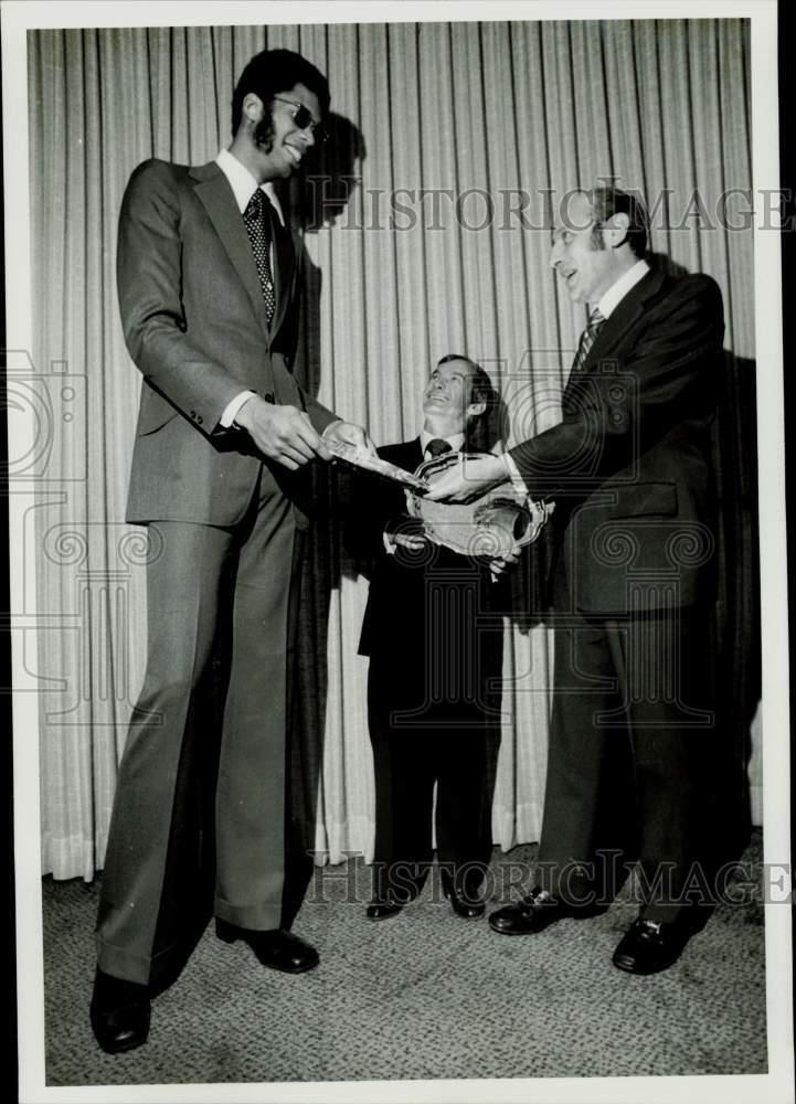 1972 Press Photo Basketballer Kareem Abdul-Jabbar/Jockey Willie Shoemaker Lauded