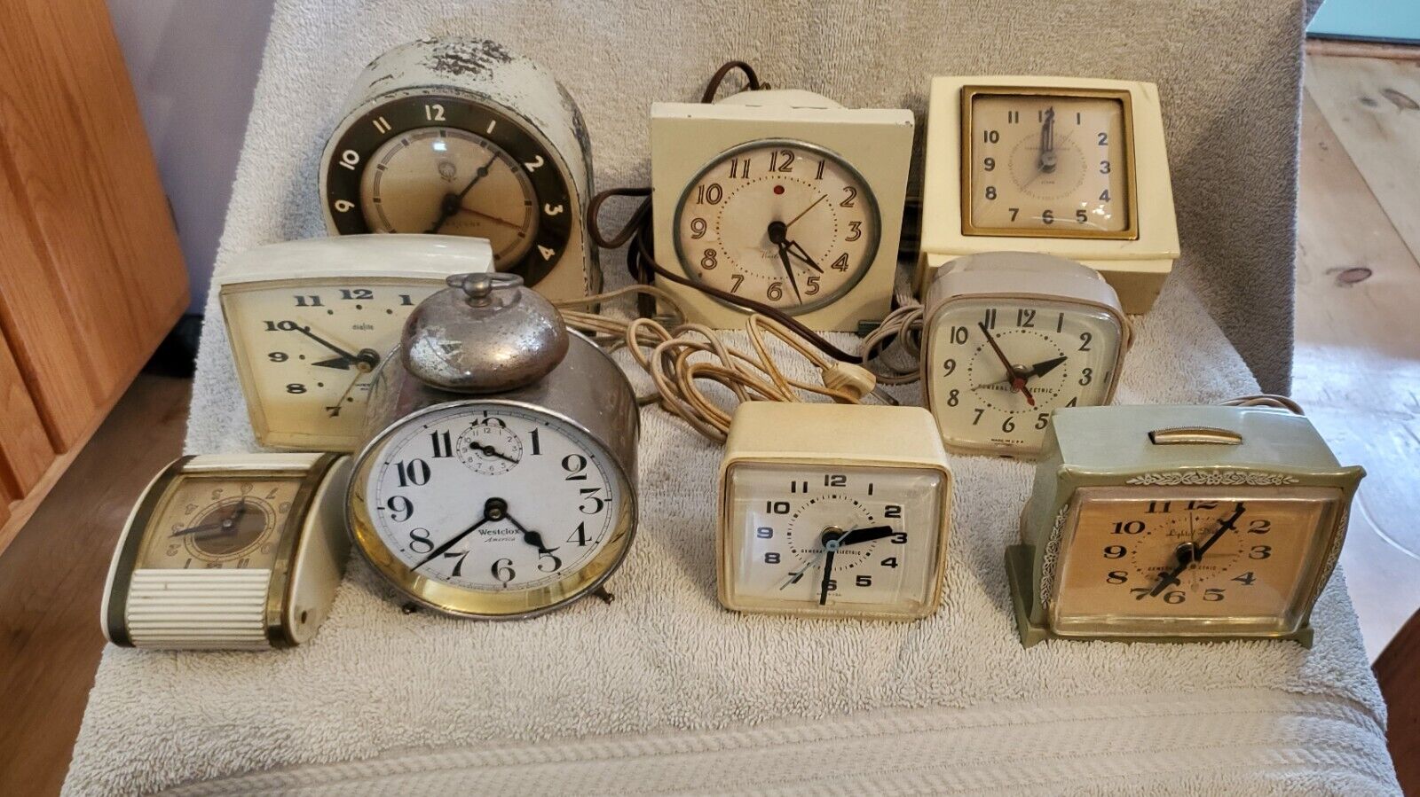 Lot of 11 Vintage General Electric Alarm Clocks Parts/Repairs