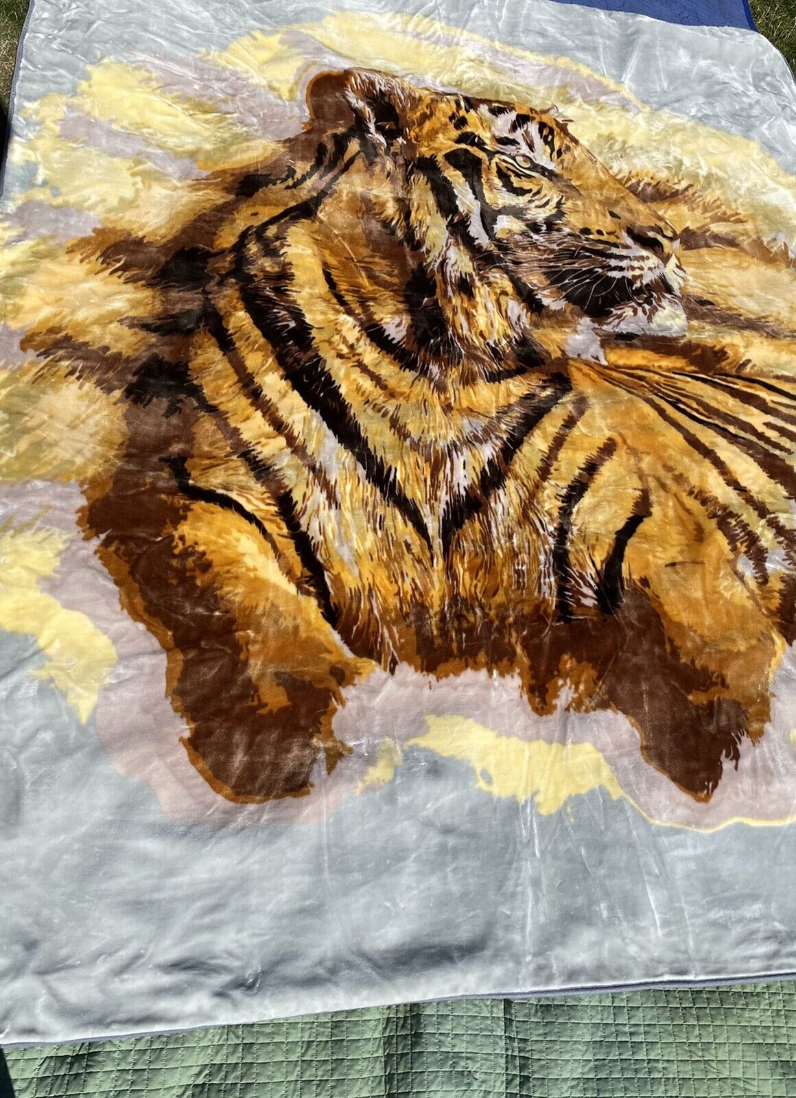 HUGE 11 lb Plush Tiger Blanket 85”x102” Hispanic / Asian STYLE blanket.