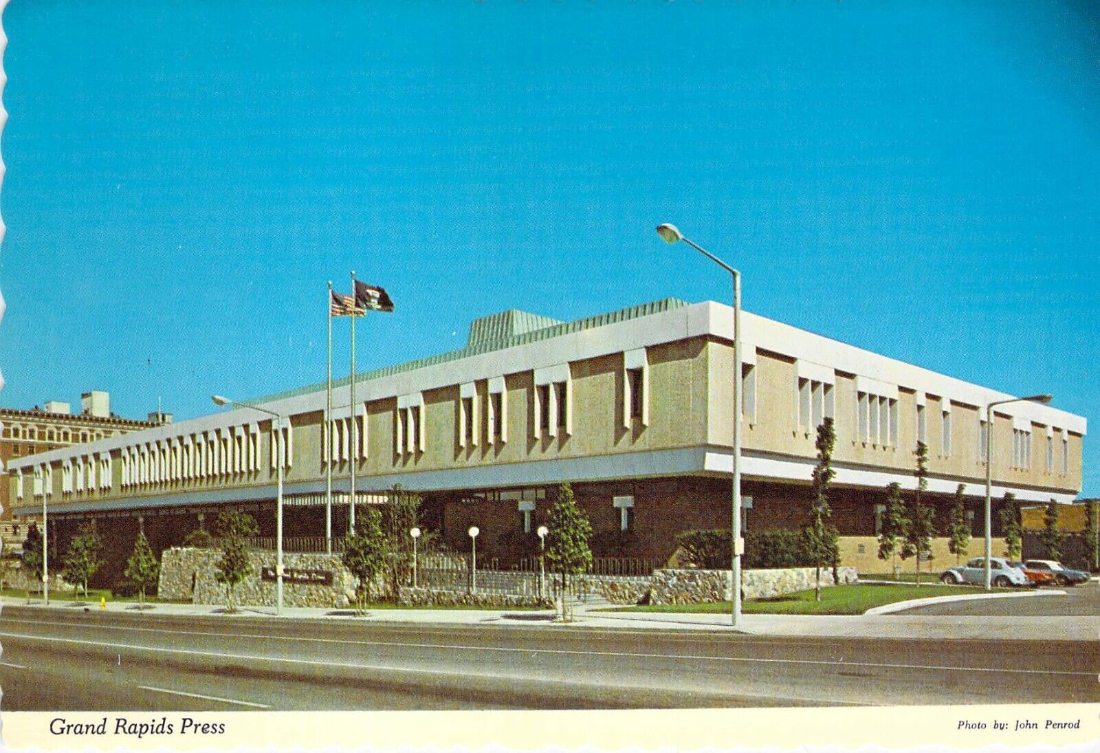 MI Grand Rapids 1967 NEWSPAPER PRESS BLDG 4x6 Mint Architecture postcard M04