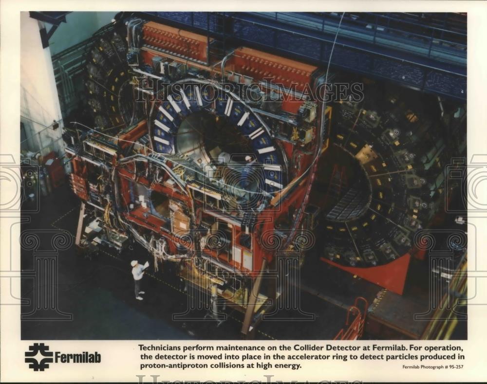 1995 Press Photo Fermilab Technicians Perform Maintenance on Collider Detector