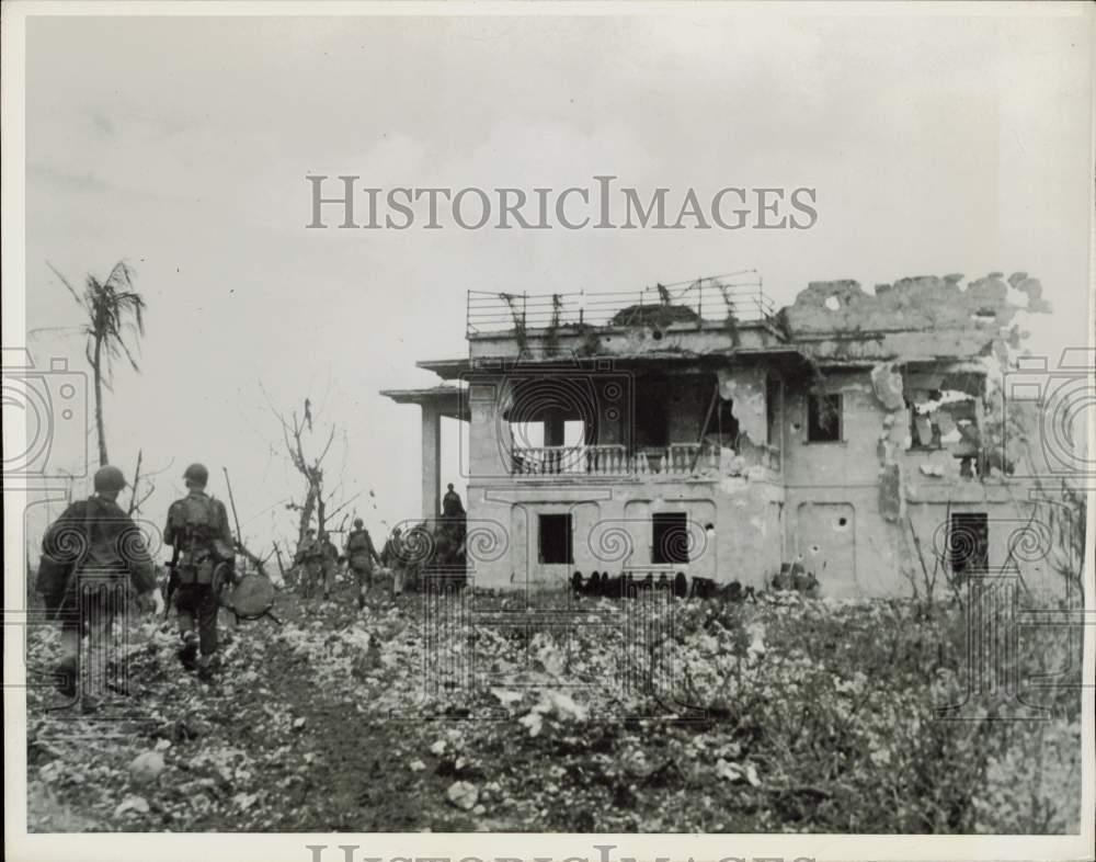 1944 Press Photo American troops move into blasted mansion in Guam - nei04085