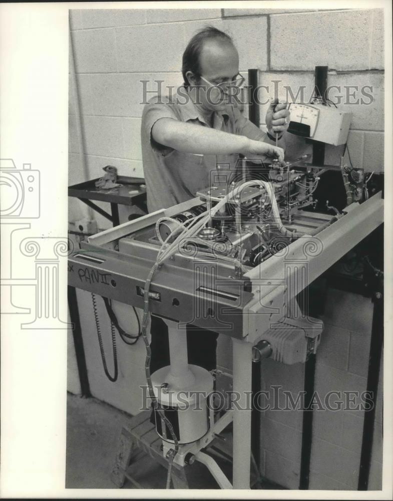 1983 Press Photo Roger Parys works on a dental X-ray machine at Gendex Corp
