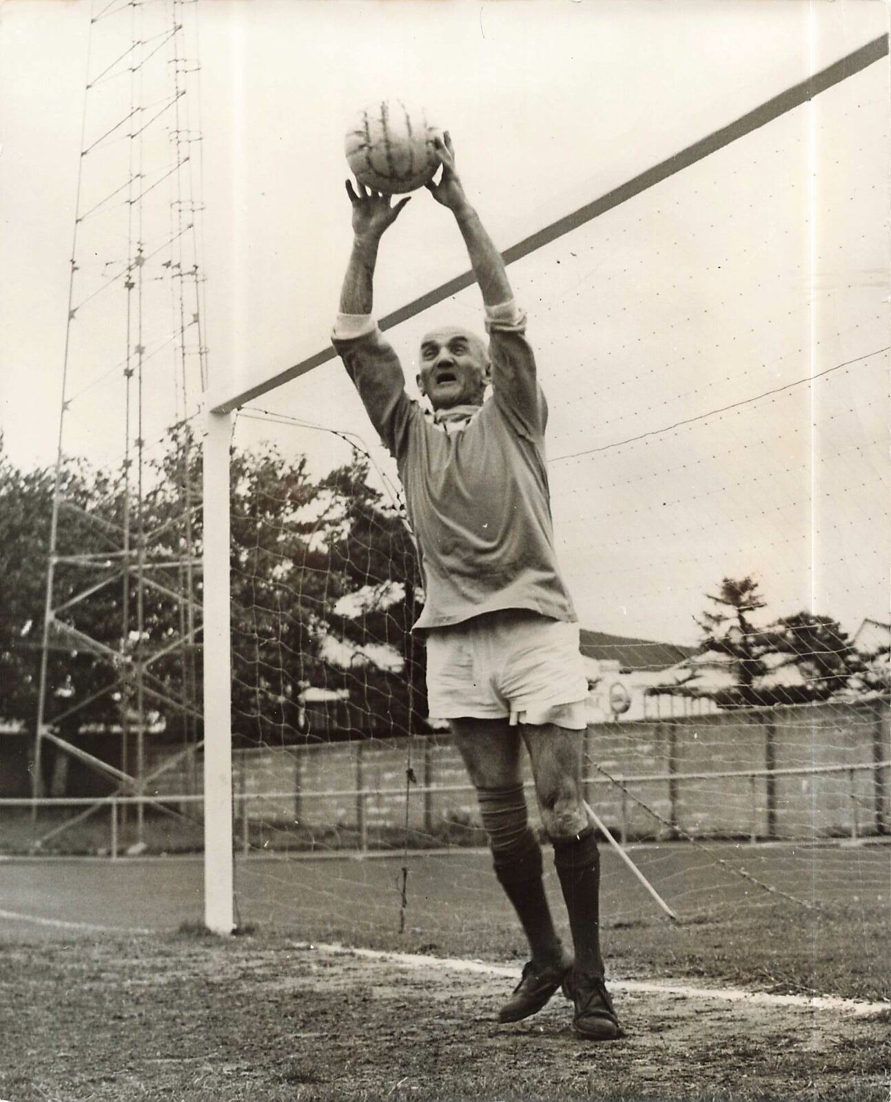 1970 Press Photo Britain's Oldest Goalkeeper JACK ENGLAND guards post football