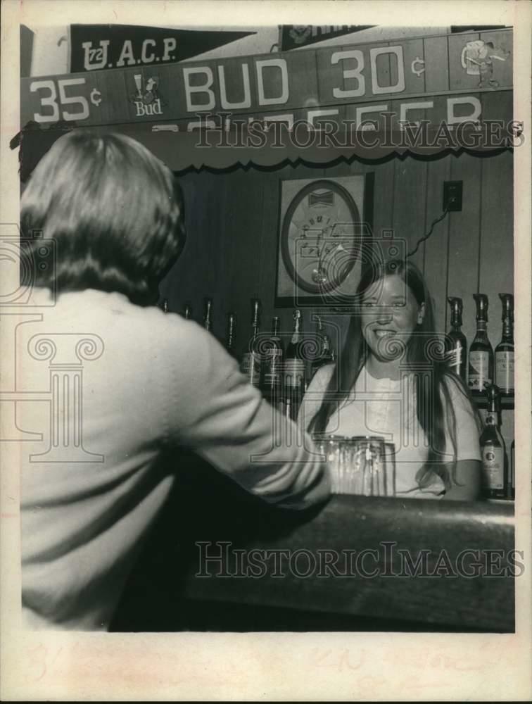 1971 Press Photo Nancy Phillips serves beer at Ralph\'s in Albany, New York