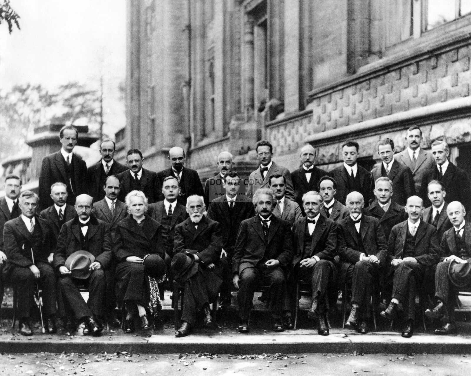 EINSTEIN ATTENDS 1927 SOLVAY CONFERENCE ON QUANTUM MECHANICS 8X10 PHOTO (AA-098)