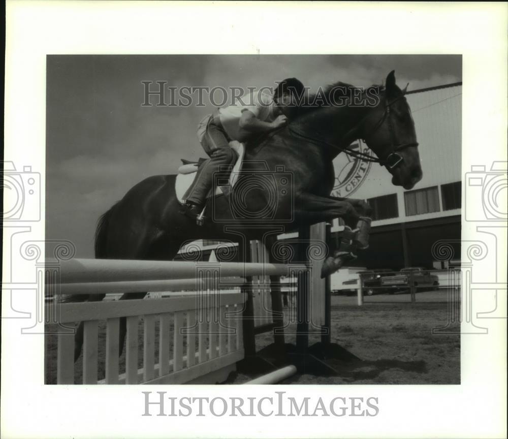 1992 Press Photo Brody Robertson practices jumping before Pin Oak TX horse show