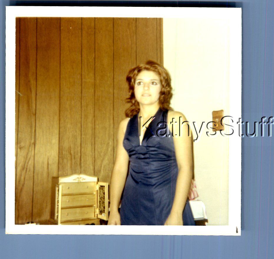 FOUND COLOR PHOTO X_8401 PRETTY WOMAN IN DRESS POSED