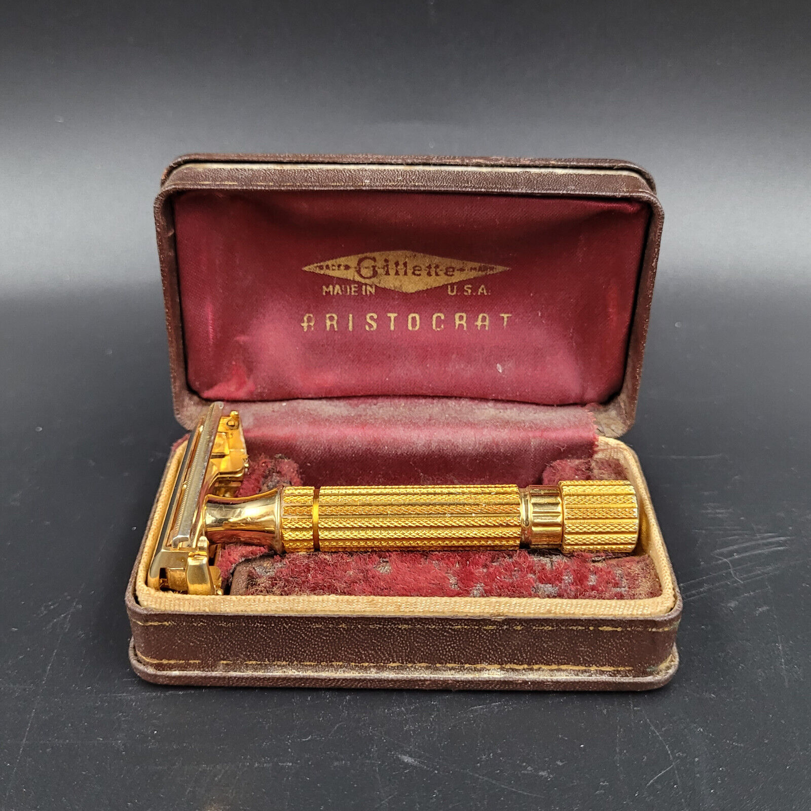 Vintage 1940\'s Gillette Gold Aristocrat DE TTO Safety Razor w/ Case