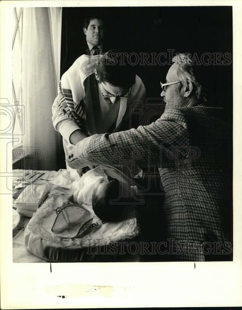 1985 Press Photo Rabbi Paul Silton performs circumcision in New York - tua74997