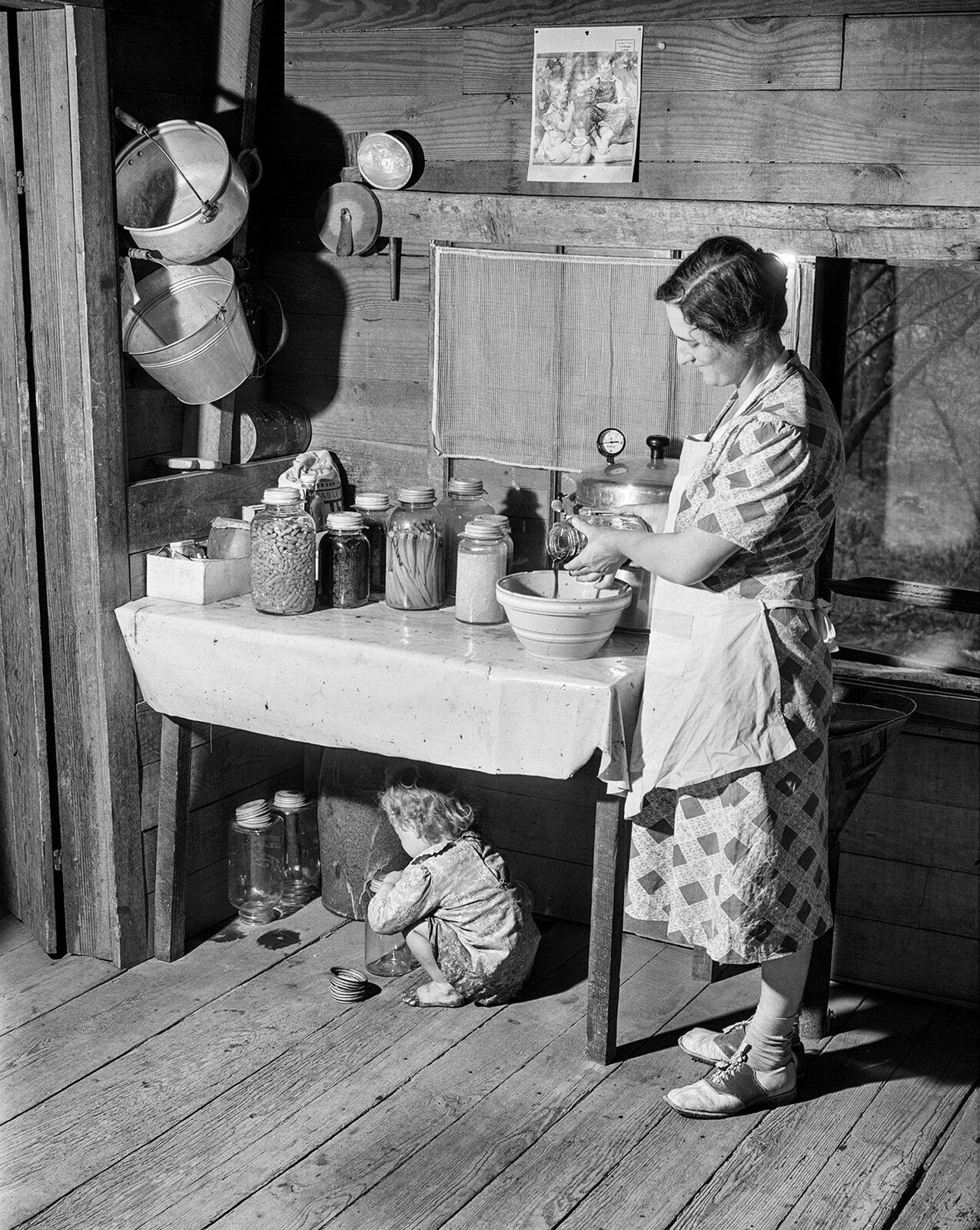 1941 DEPRESSION ERA MOM in Her KITCHEN 8.5X11 PHOTO