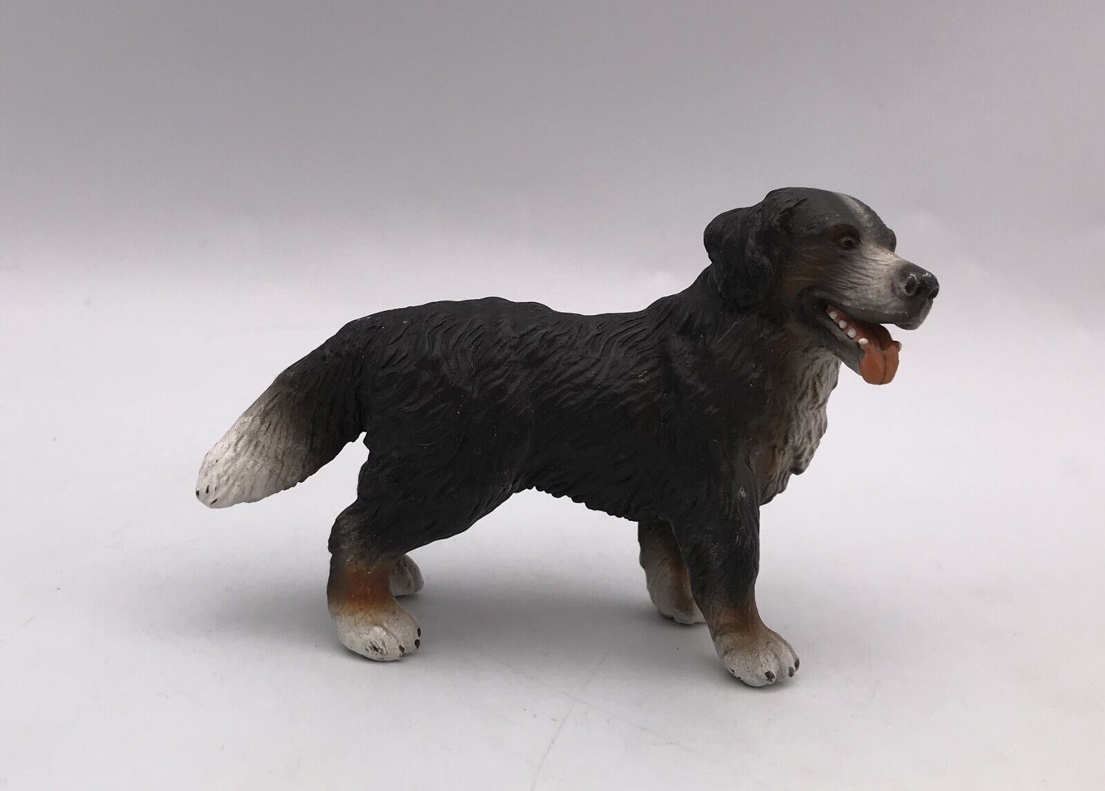 Schleich BERNESE MOUNTAIN DOG SITTING Figure 2004 Retired 16339