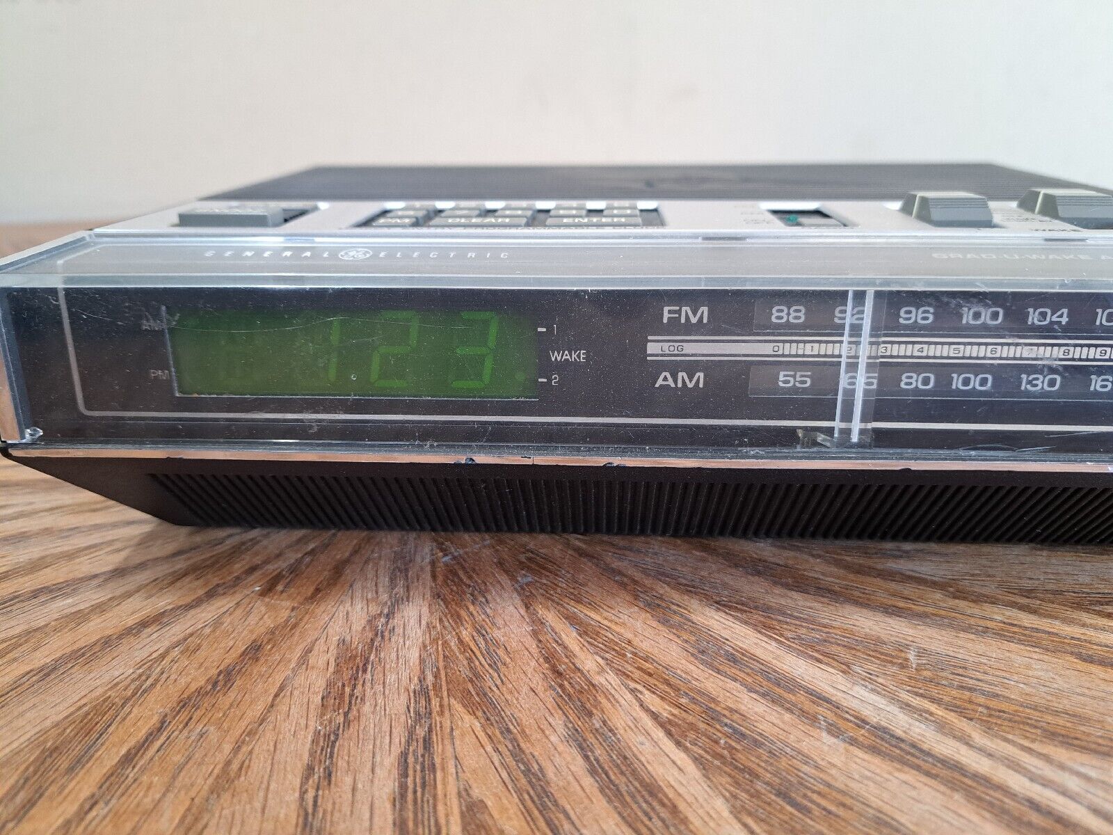 Vintage GE General Electric Grad U Wake Alarm AM/FM Clock Radio (7-4800A) WORKS